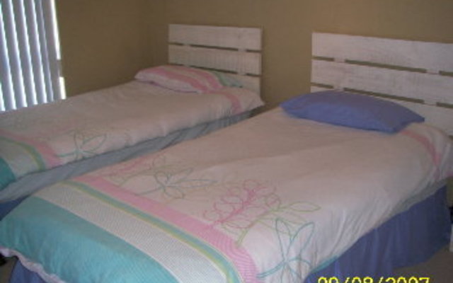 Bedroom with 2 single beds